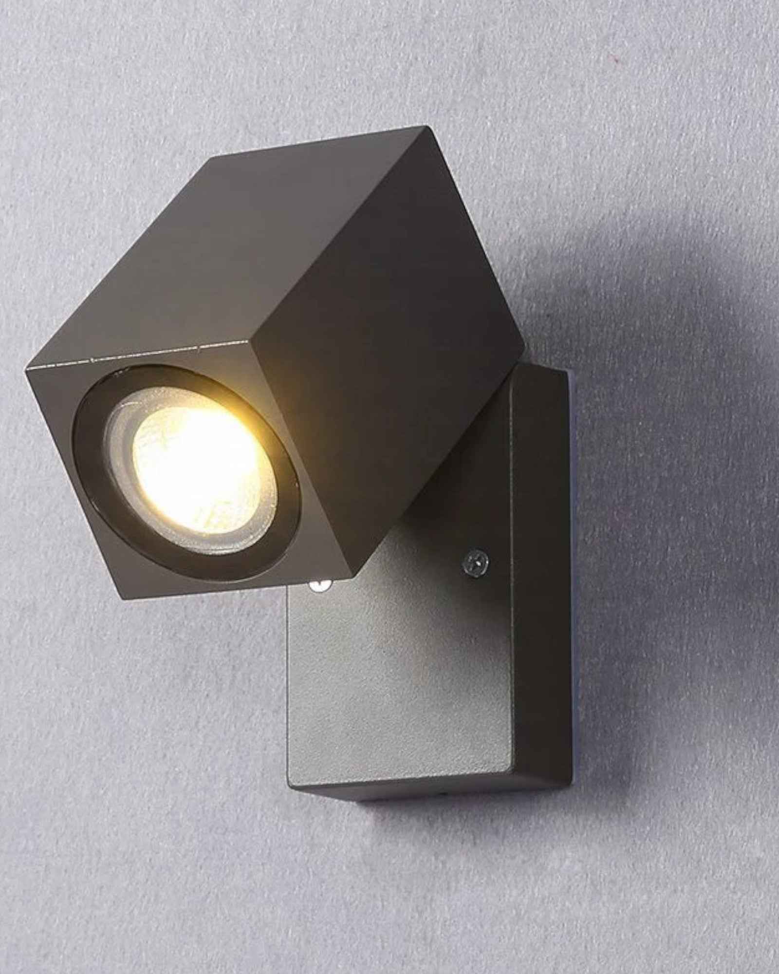 Moderne Außenwandleuchte aus Metall