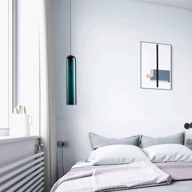 Moderne Pendelleuchte mit Glaskuppel