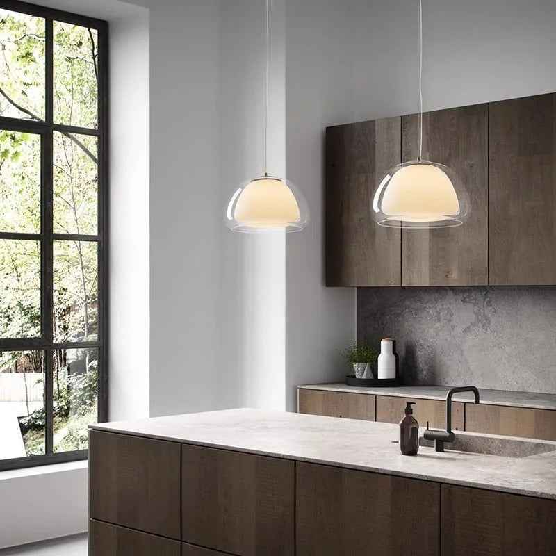 Moderne Pendelleuchte mit Glaskuppel