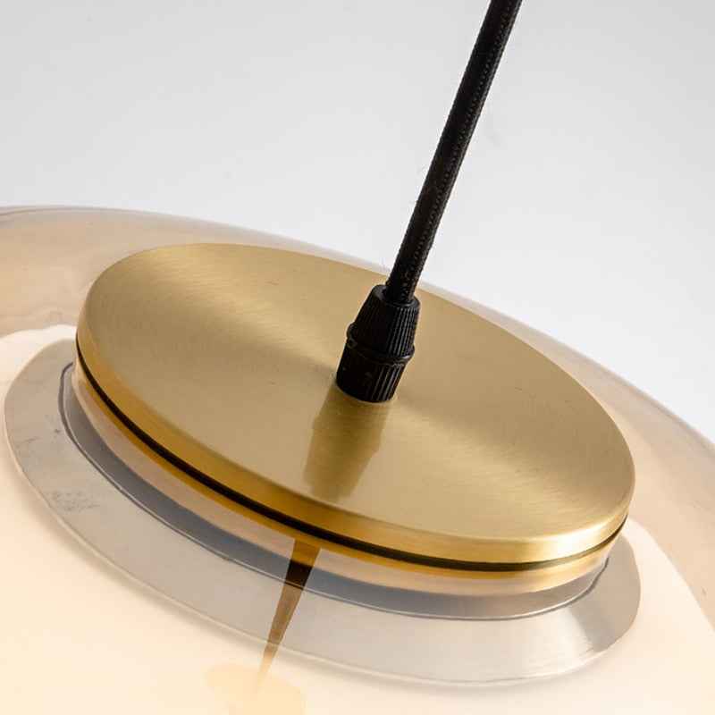 Moderne Pendelleuchte mit Glaskuppel