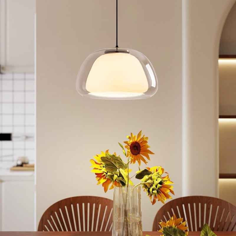 Moderne Pendelleuchte mit Glaskuppel