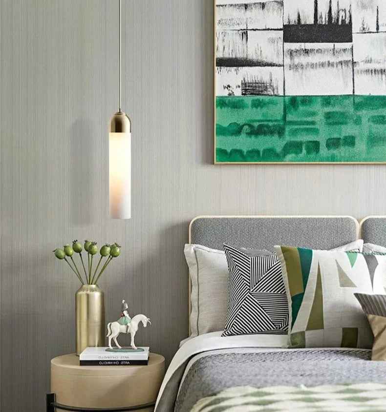 Moderne Pendelleuchte mit Glaskuppel