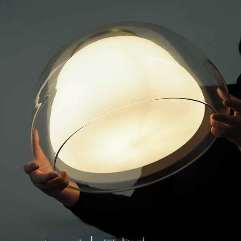 Moderne Pendelleuchte mit Glaskuppel