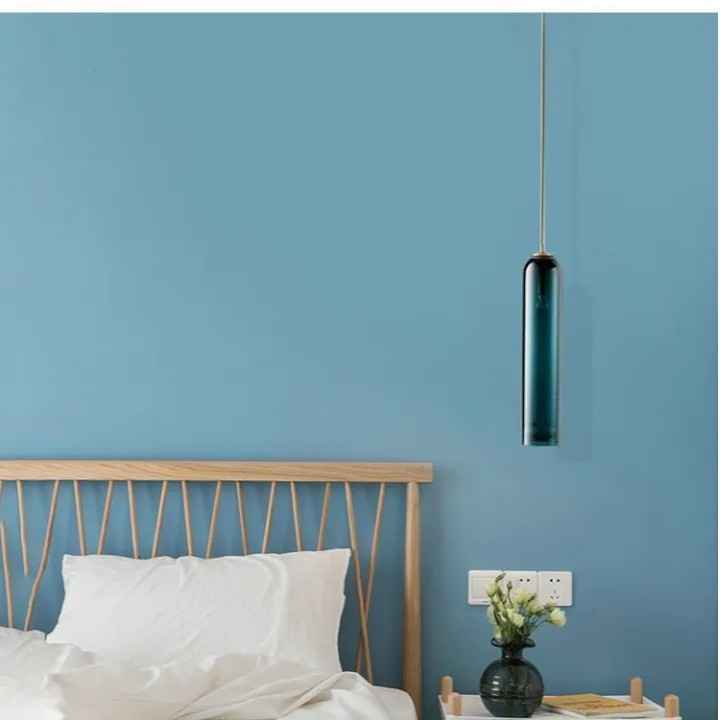 Moderne Pendelleuchte mit Glaskuppel