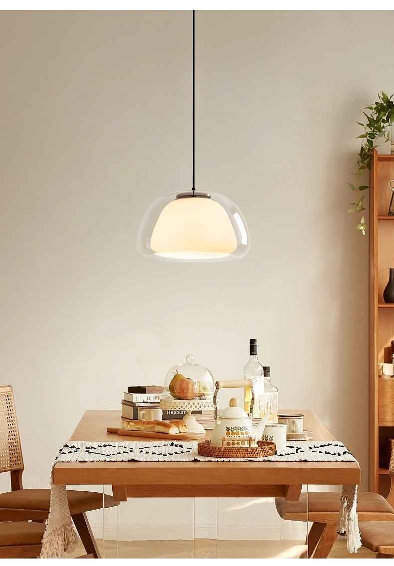 Moderne Pendelleuchte mit Glaskuppel