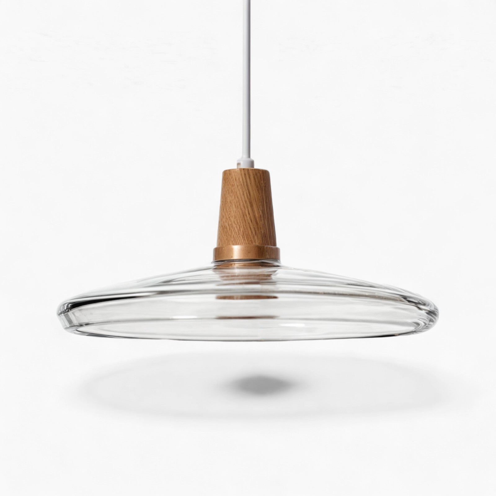 Moderne Pendelleuchte mit Holzfuß 10