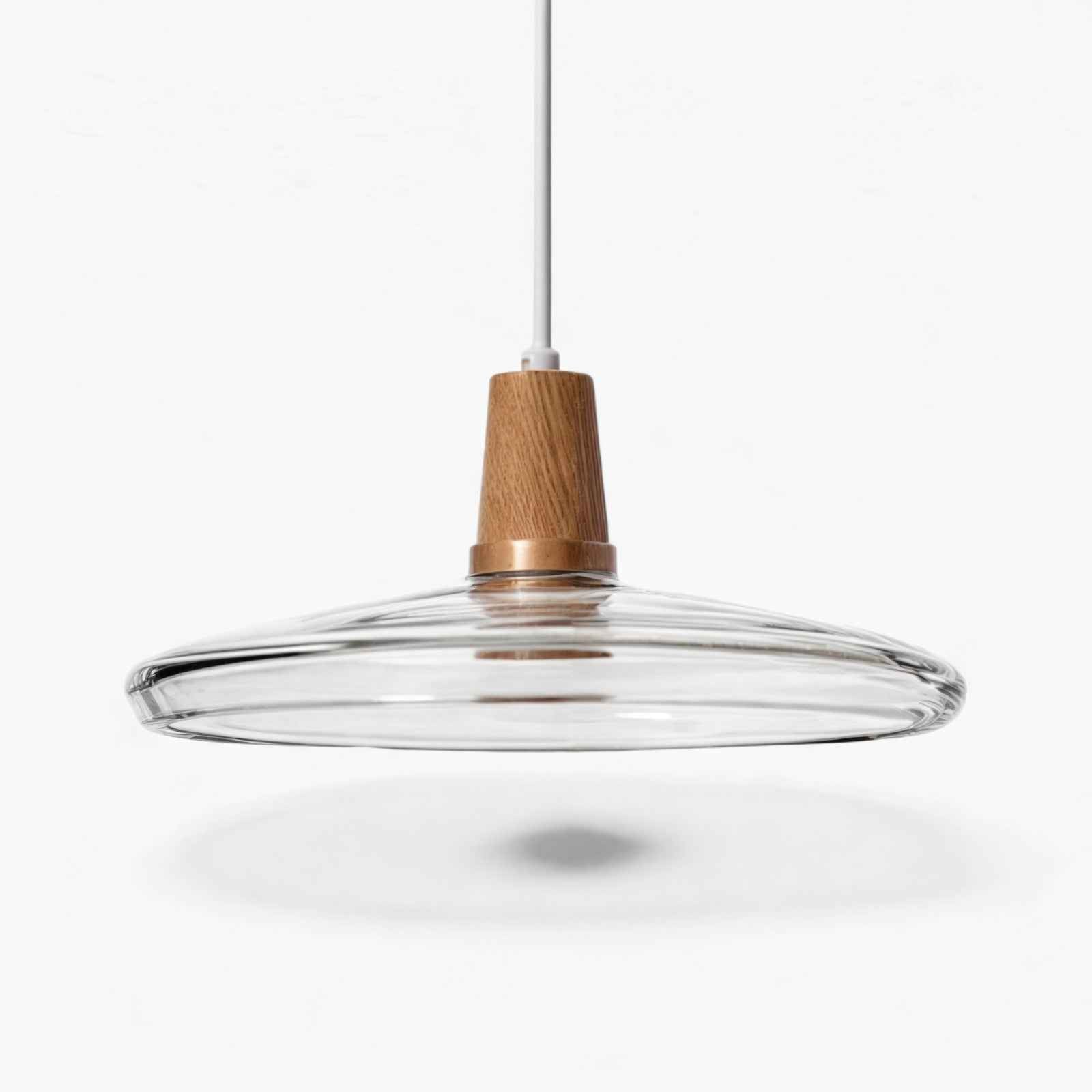 Moderne Pendelleuchte mit Holzfuß