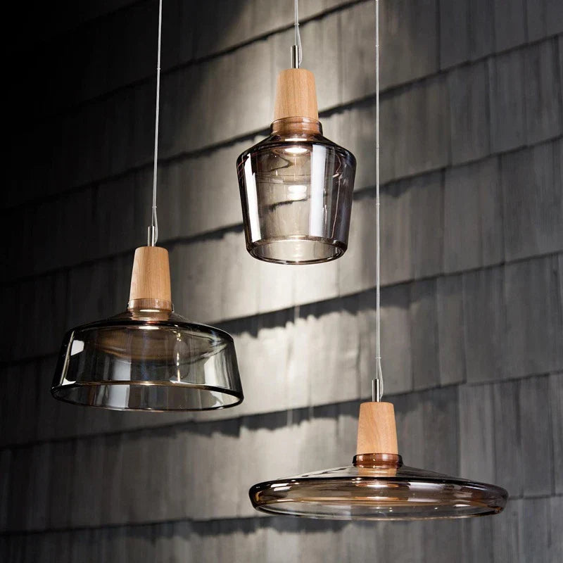 Moderne Pendelleuchte mit Holzfuß 4