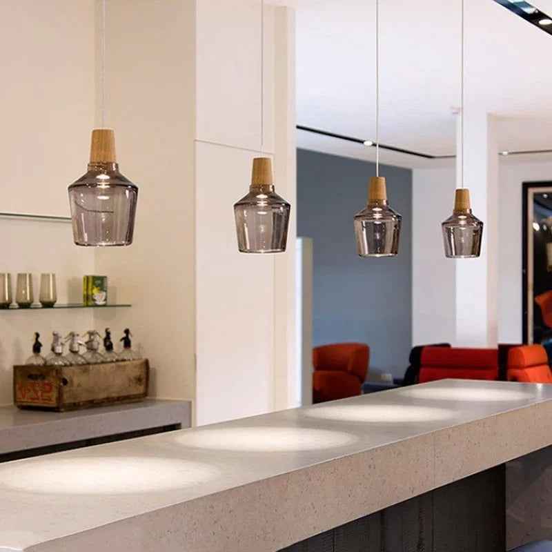 Moderne Pendelleuchte mit Holzfuß