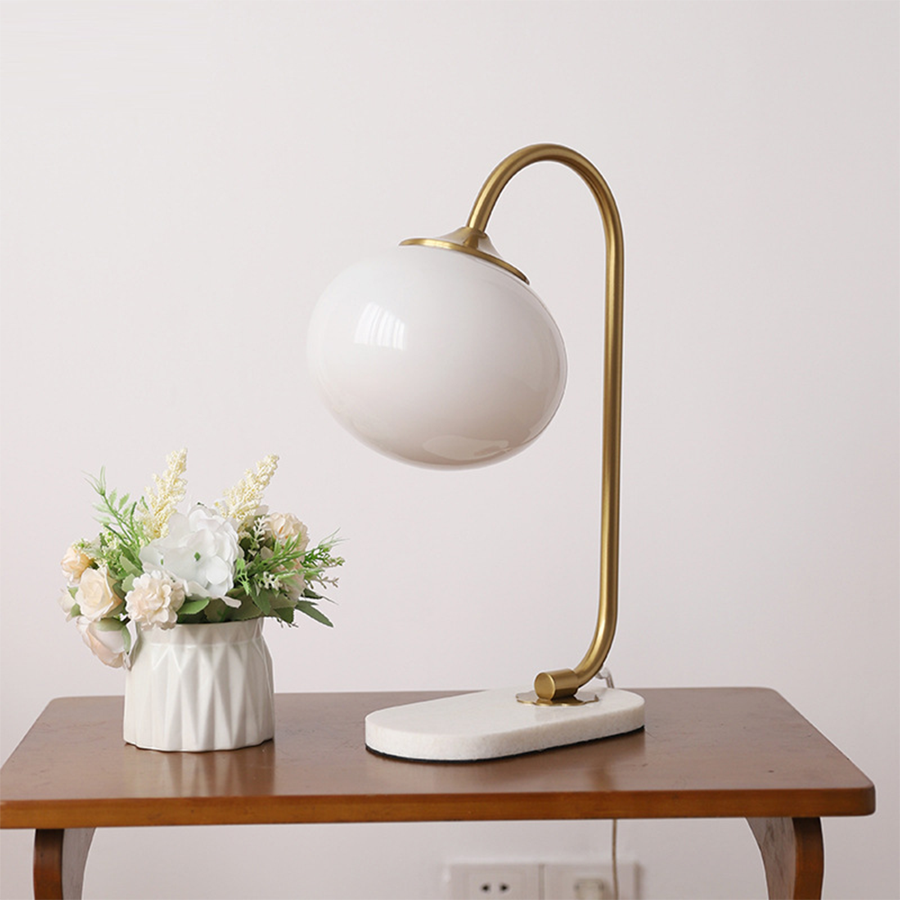 Moderne Tischlampe aus Metall und Glas 7