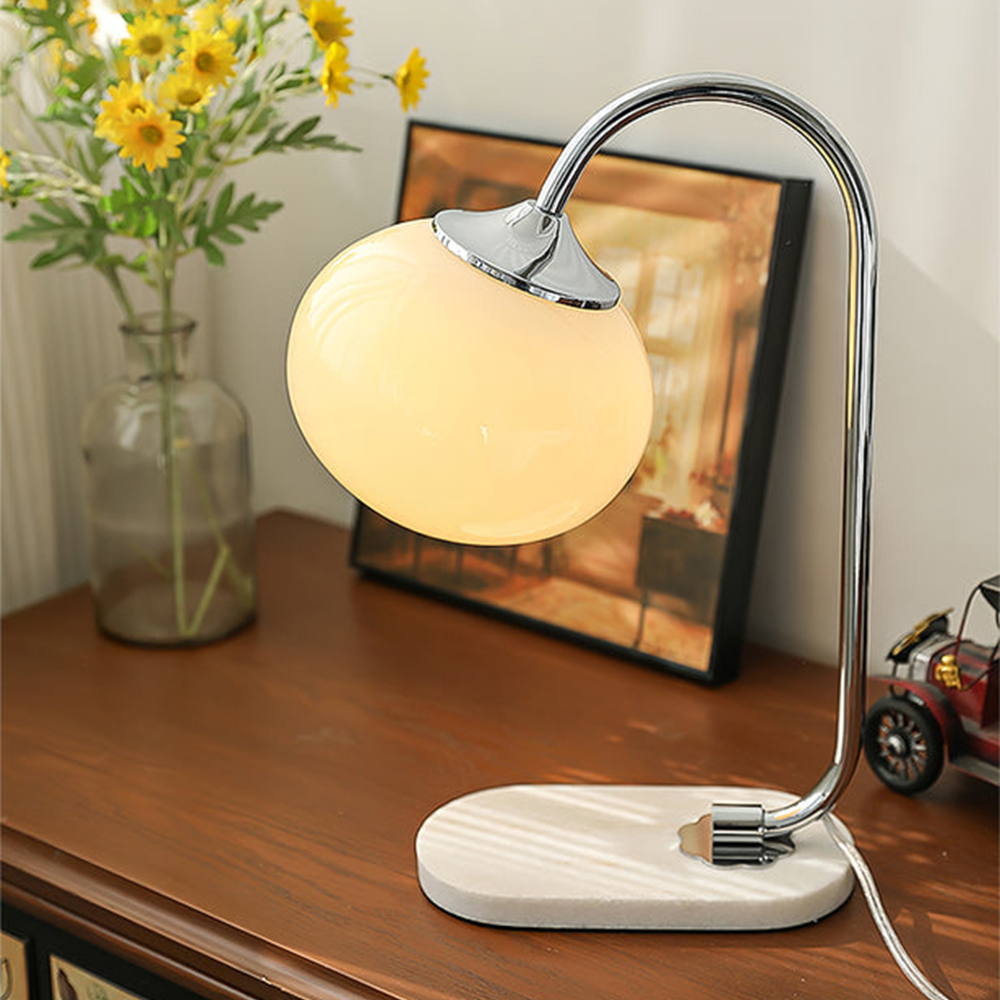Moderne Tischlampe aus Metall und Glas 9