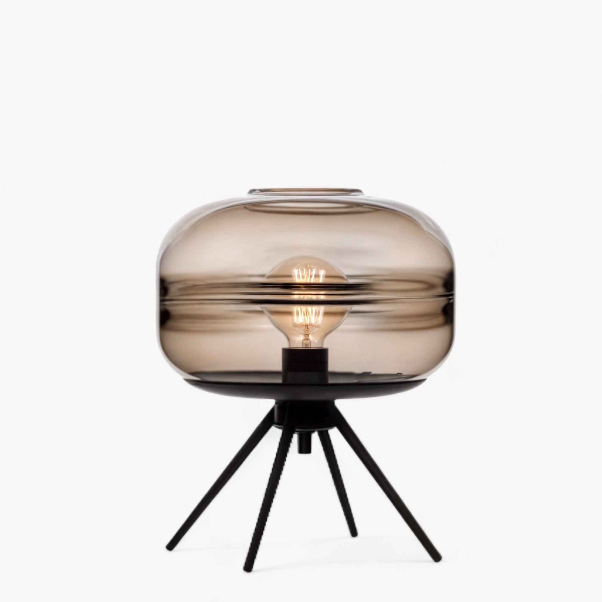 Moderne Tischlampe mit Kuppelglas