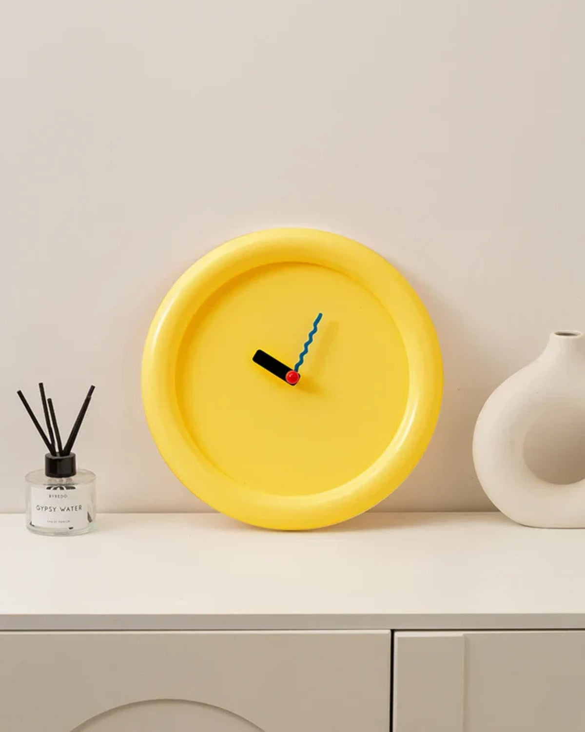 Moderne Wanduhr Hingucker für Stilvolle Räume