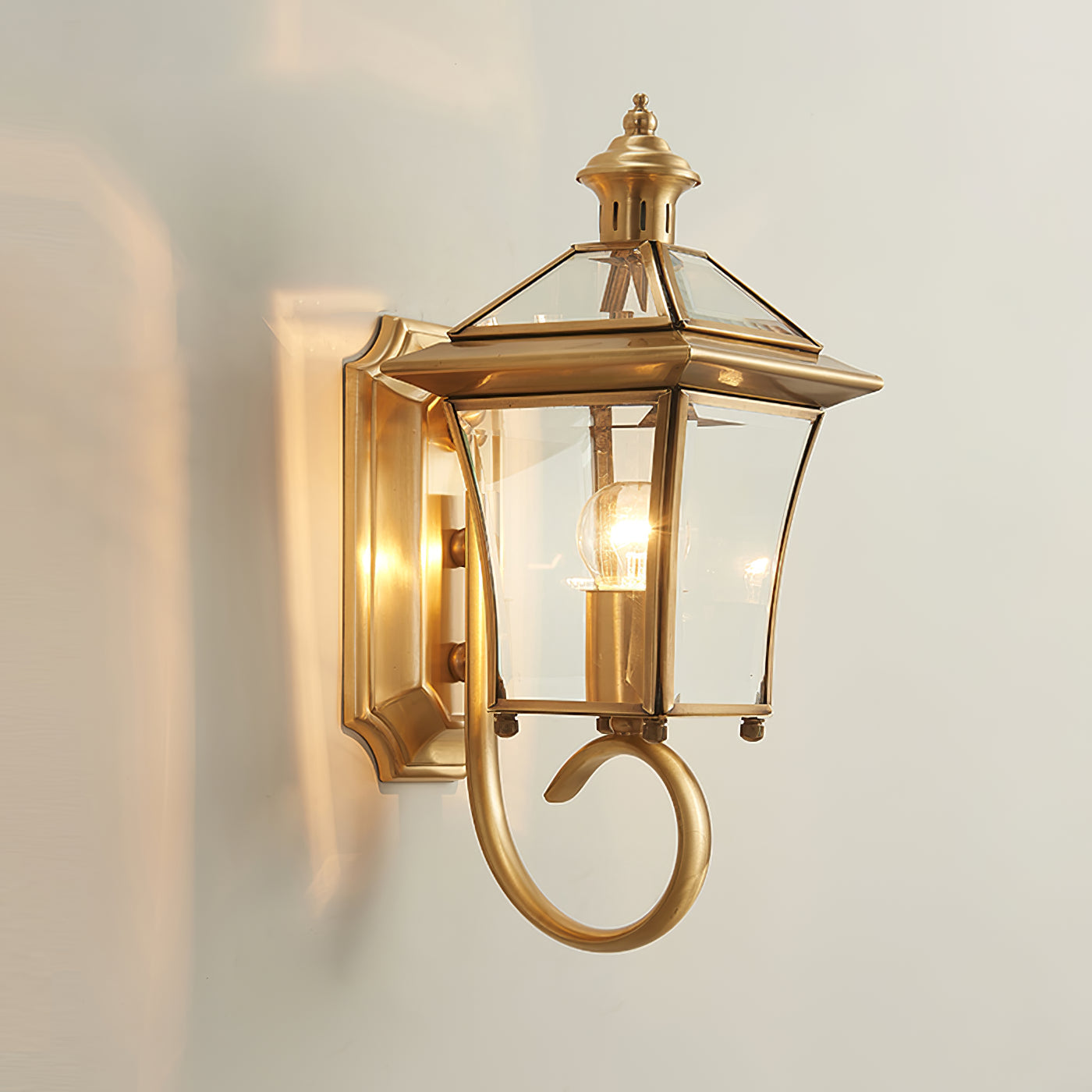 Olivara - Charmante Retro Außenwandleuchte für einen stilvollen und stimmungsvollen Garten Steigern Sie Ihre Außenbeleuchtung mit dieser eleganten Messinglampe
