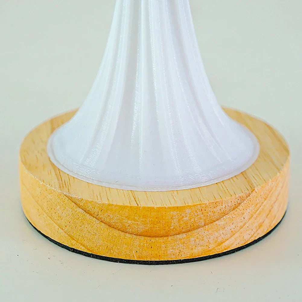 Moderne stilvolle und bequeme Holz-Nachtlampe