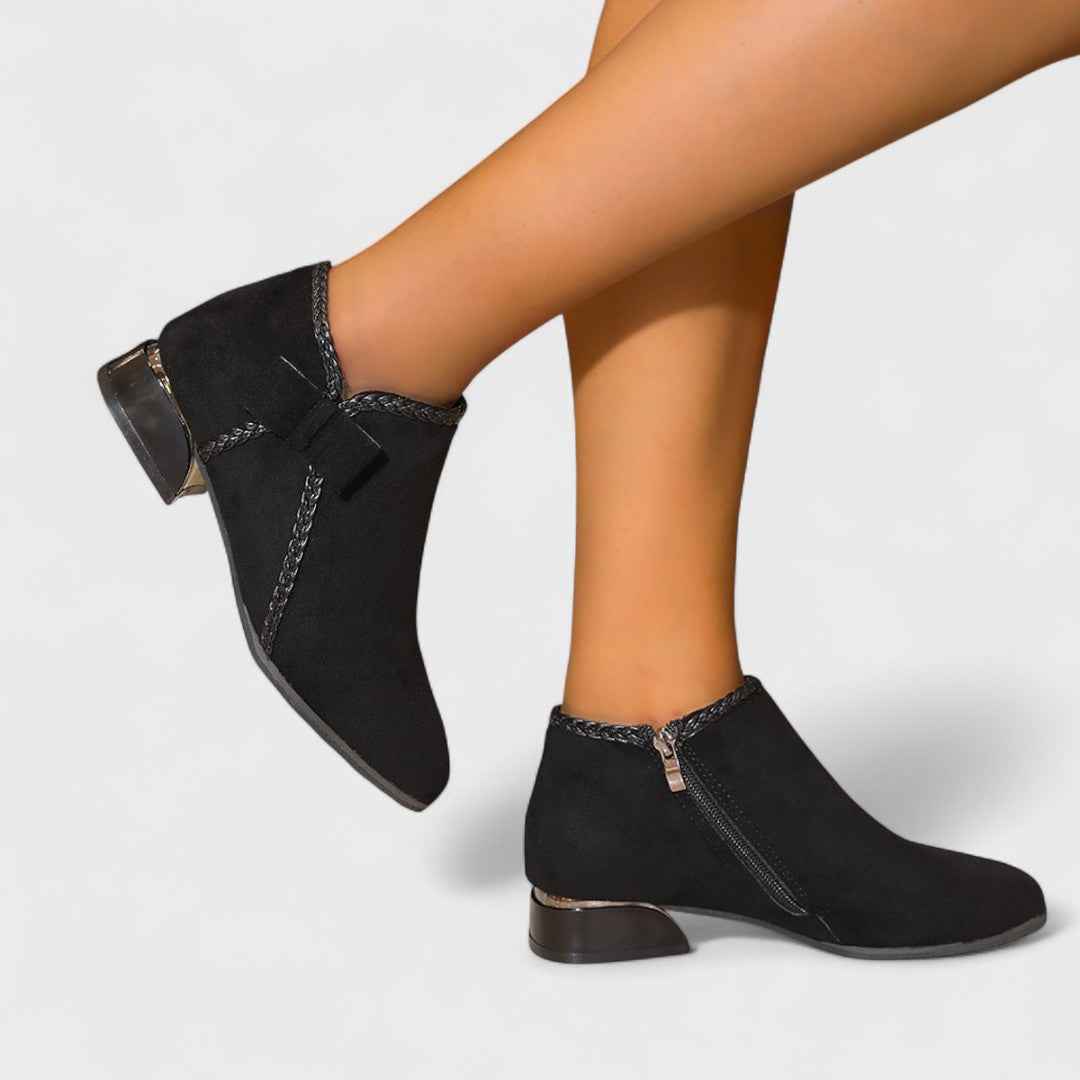 Stilvolle moderne gestrickte Stiefel für täglich Eleganz