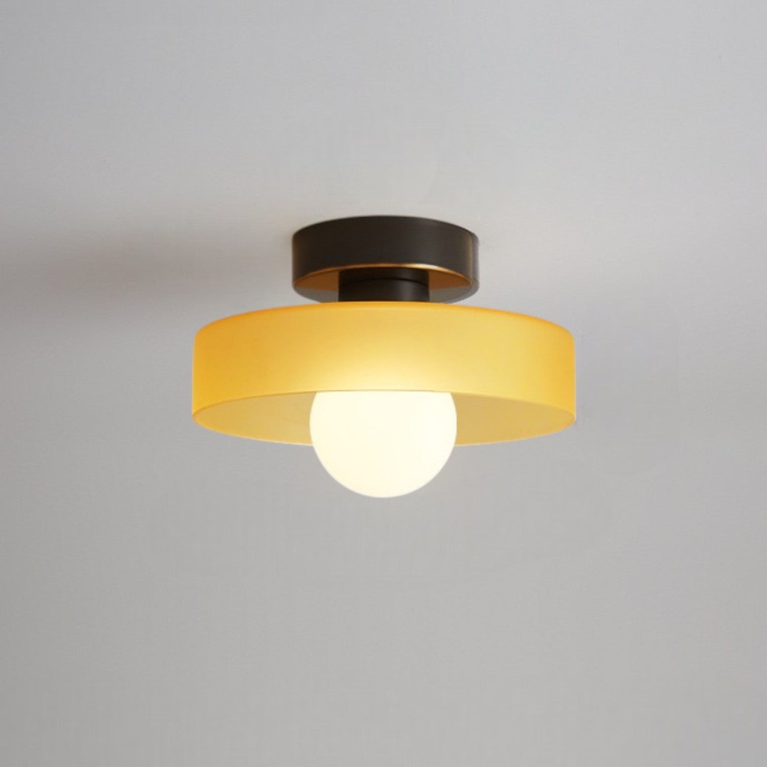 Velastra - elegante französische Deckenleuchte im zeitlosen Bauhaus-Stil