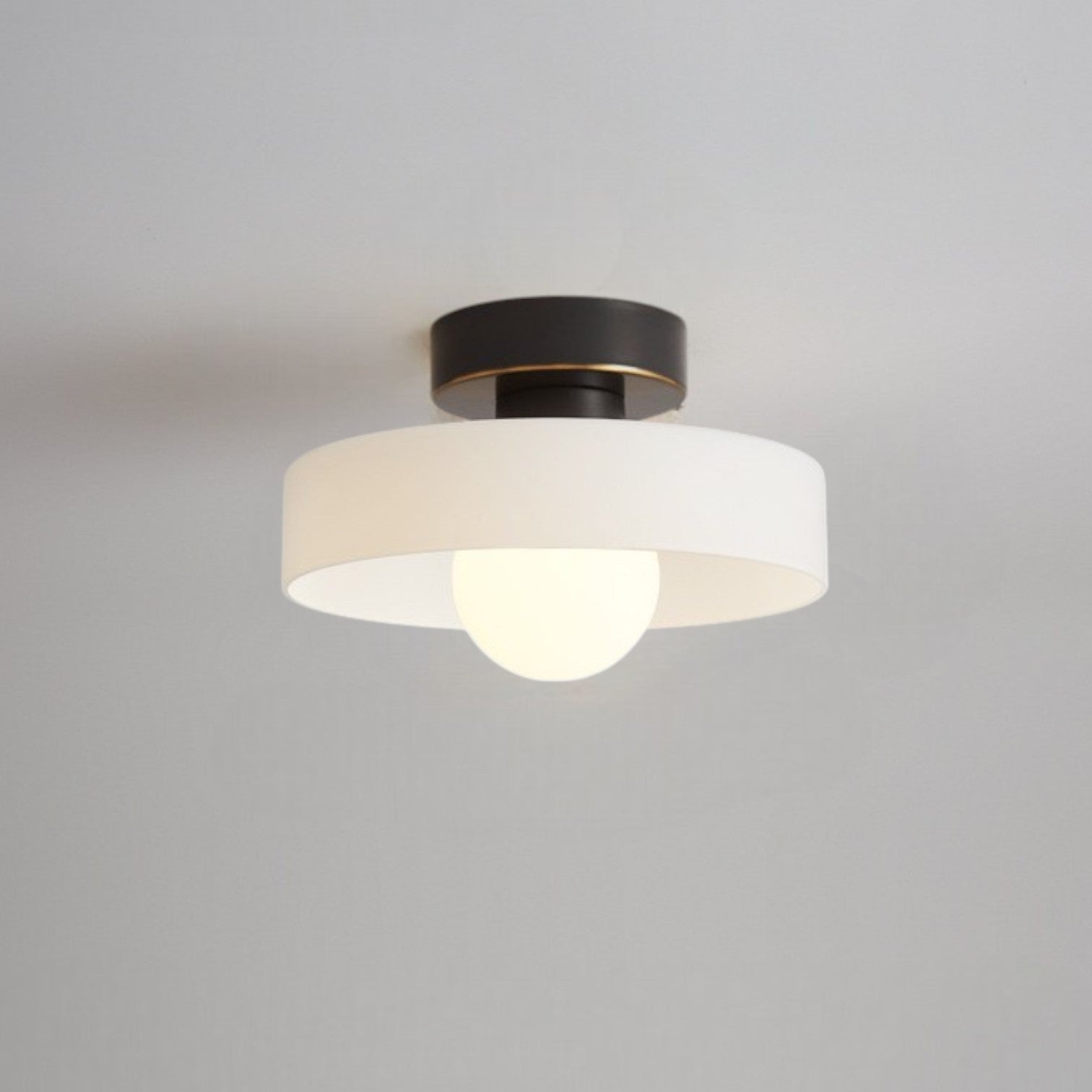Velastra - elegante französische Deckenleuchte im zeitlosen Bauhaus-Stil