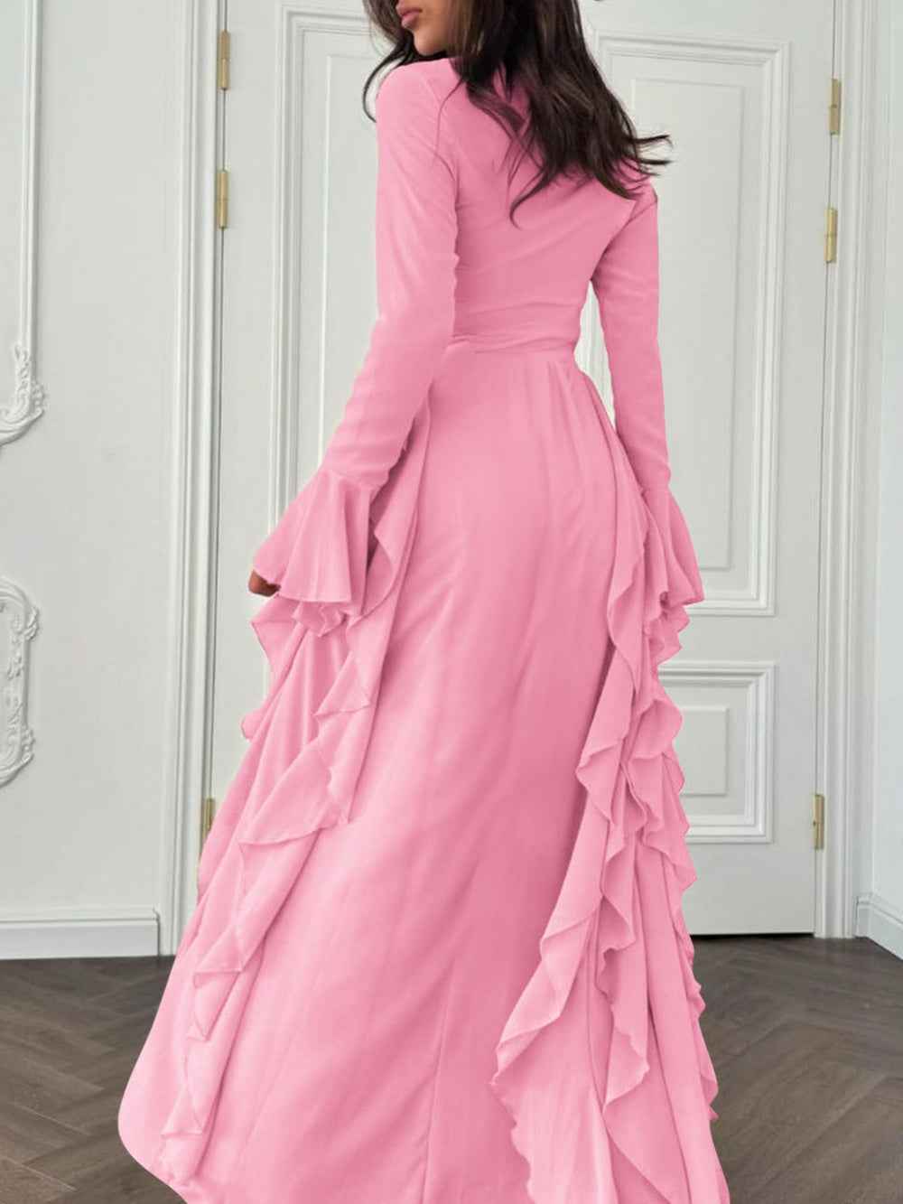 Elegantes hoch tailliertes Kleid mit Glockenärmeln