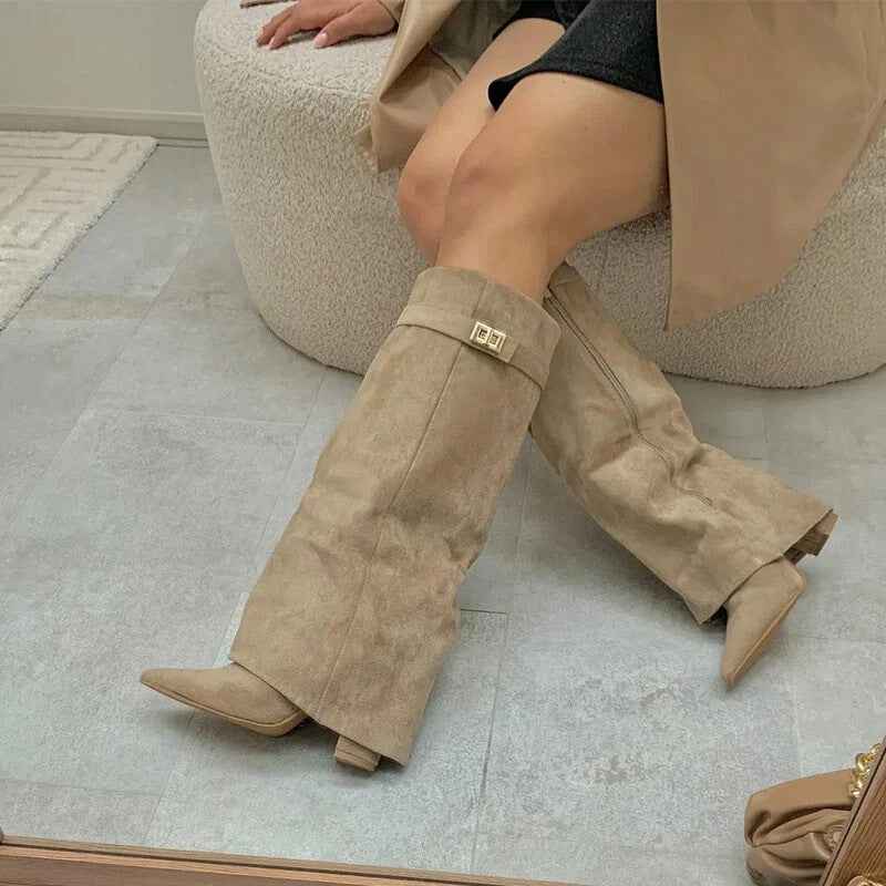 Hohe Stiefeletten mit weitem Bein für einen eleganten und bequemen Stil