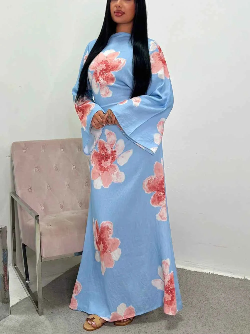 Elegantes gemustertes Kleid mit tailliertem Schnitt und Maxilänge