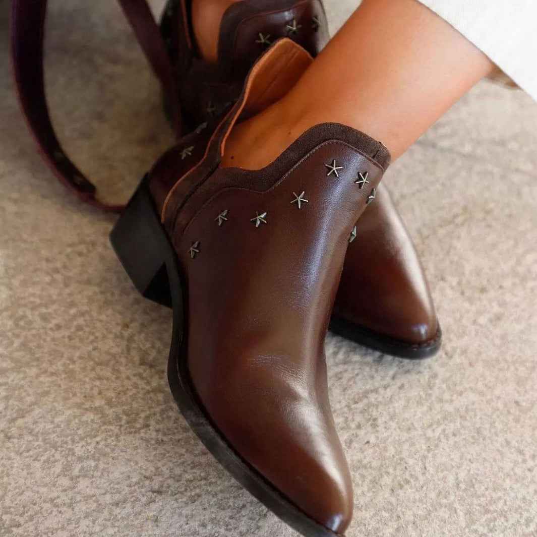 Western-Stiefel mit Nieten für einen echten Cowboy-Look