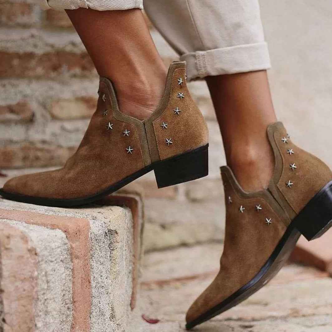 Western-Stiefel mit Nieten für einen echten Cowboy-Look