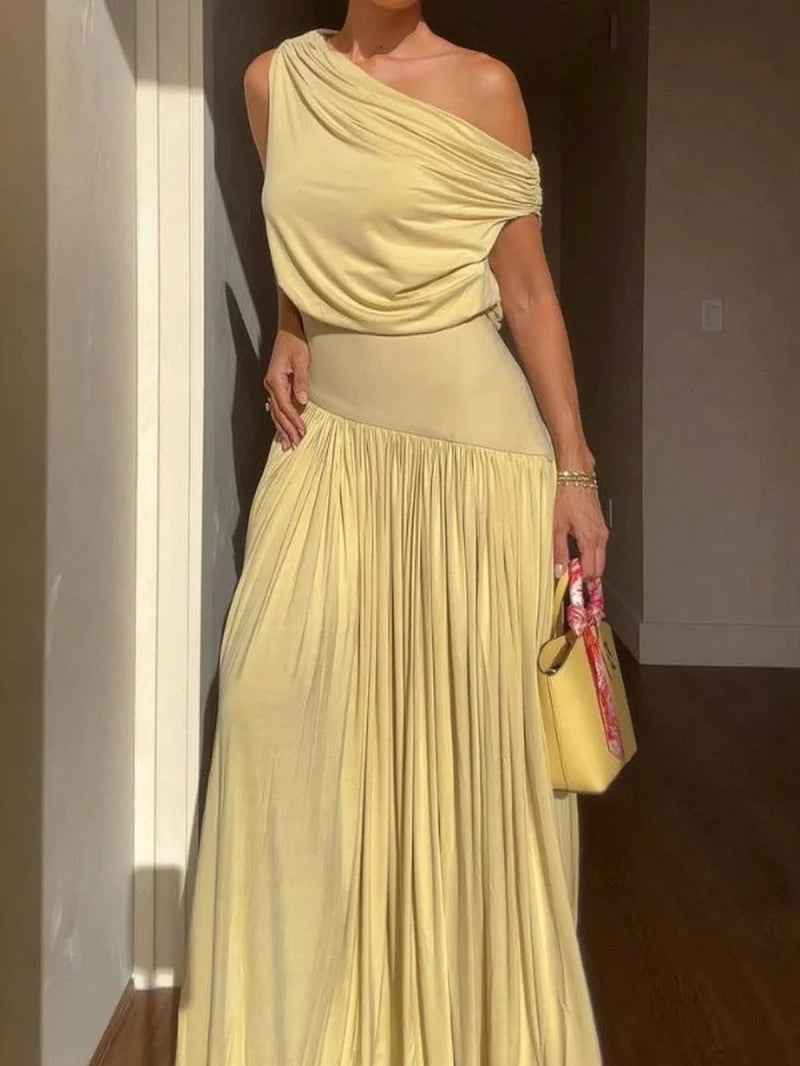 Elegantes langes Schulterfreies Kleid mit asymmetrischem Ausschnitt