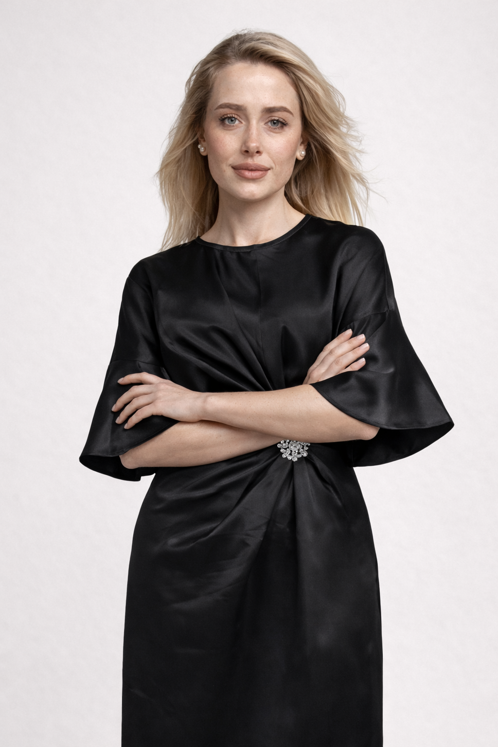 Elegantes schwarzes Satin-Maxikleid für einen atemberaubenden Abend