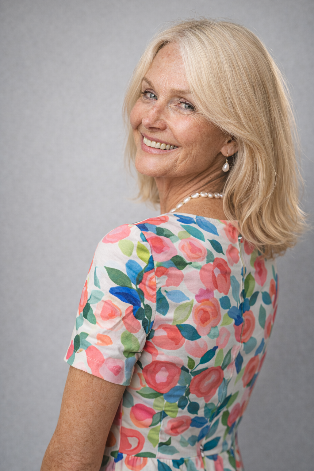 ALMA - Leichtes Kleid mit Blumenmuster in Indigo – Zeitlos & Vielseitig