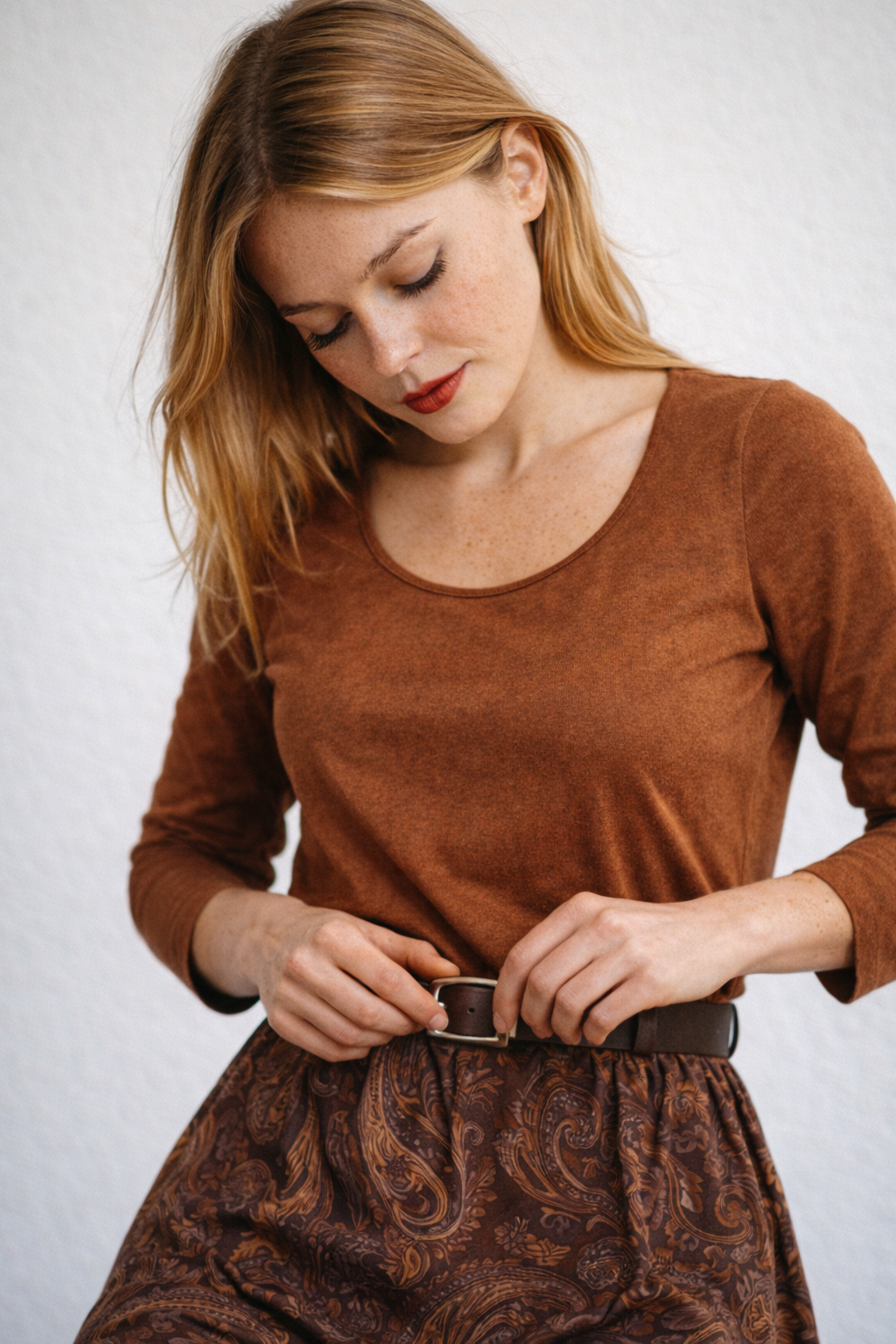 Vintage-Ensemble: Top in Samt-Optik & Paisley-Maxirock mit Gürtel