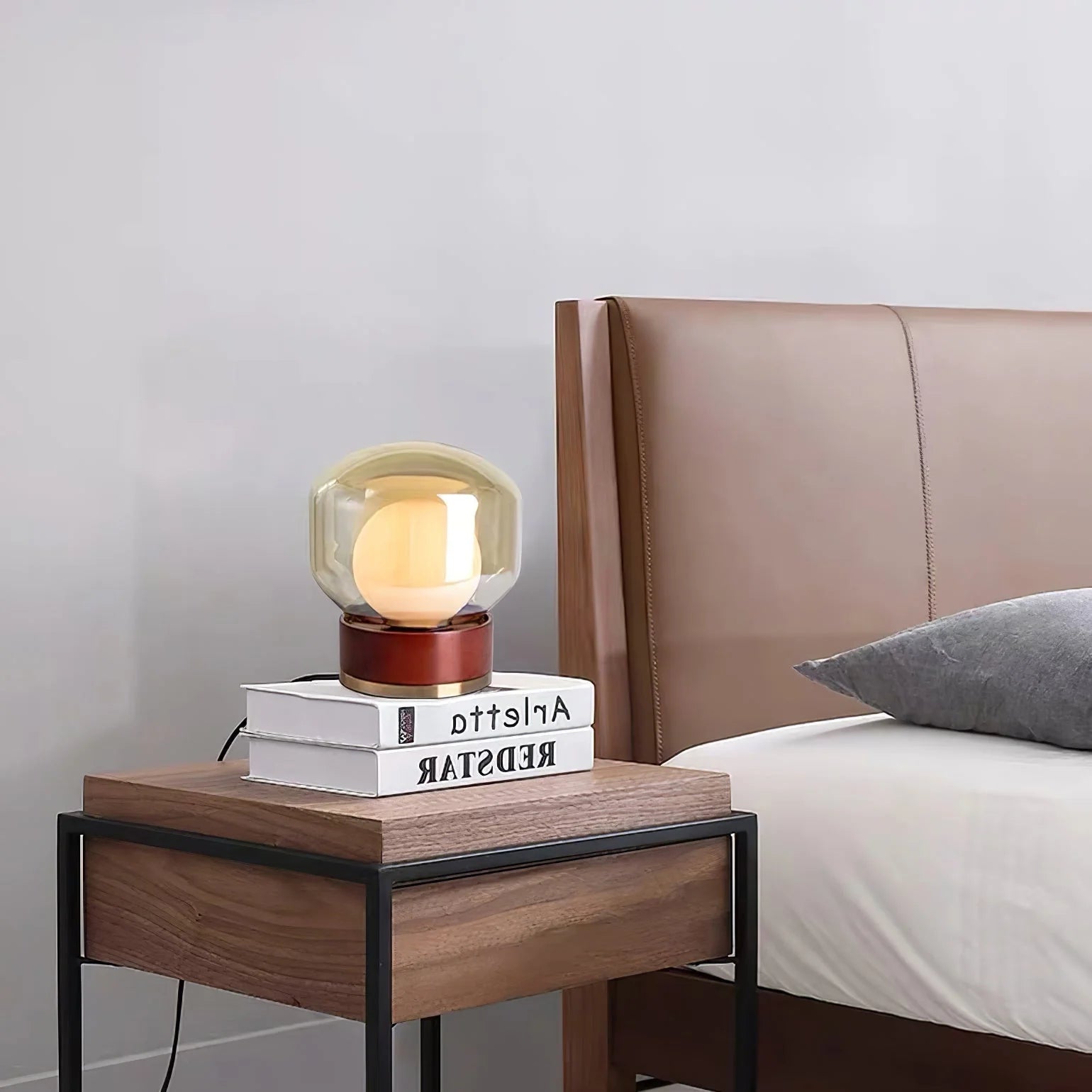 Moderner Tischleuchte mit Metallbasis und Glasschirm | Elegante LED-Beleuchtung