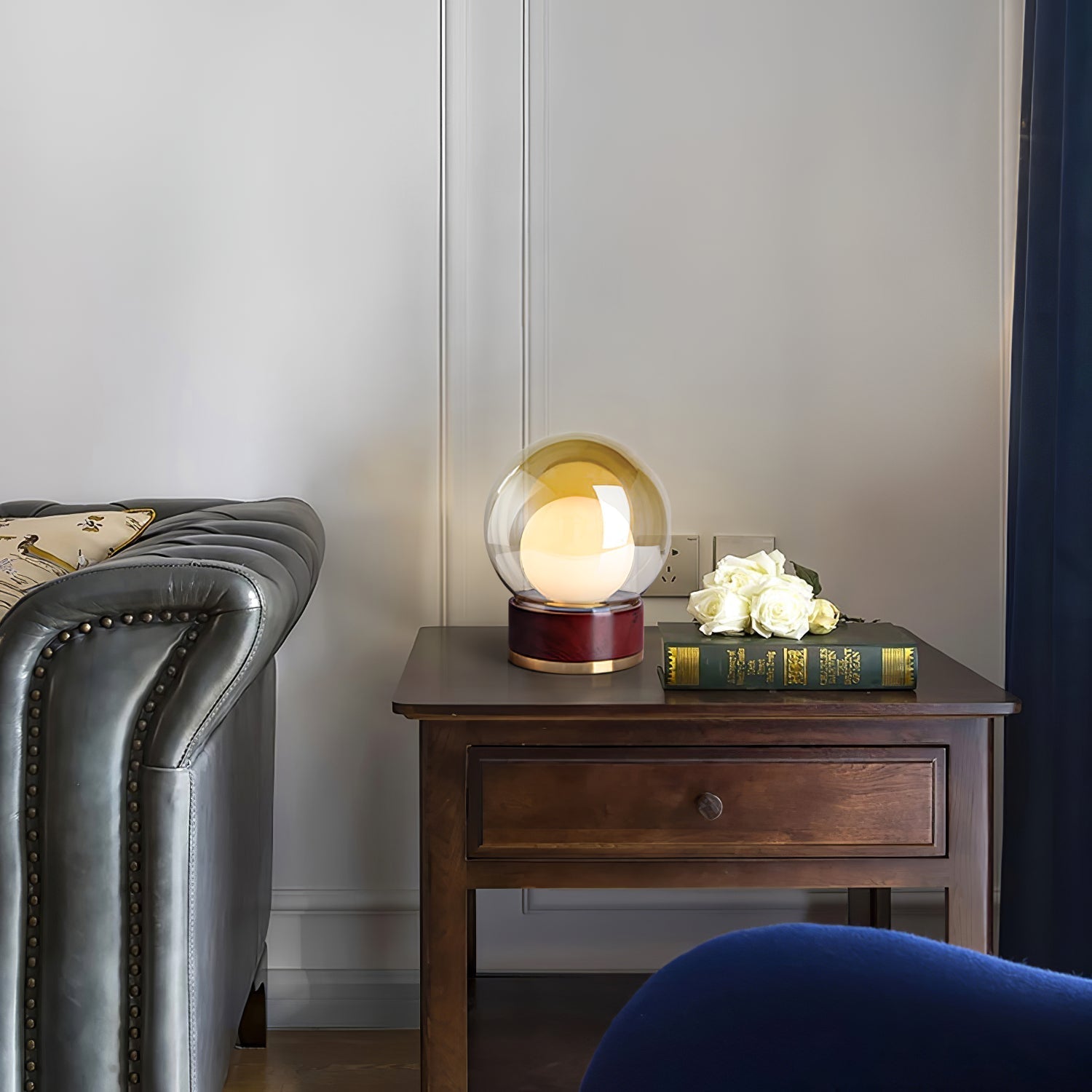 Moderner Tischleuchte mit Metallbasis und Glasschirm | Elegante LED-Beleuchtung
