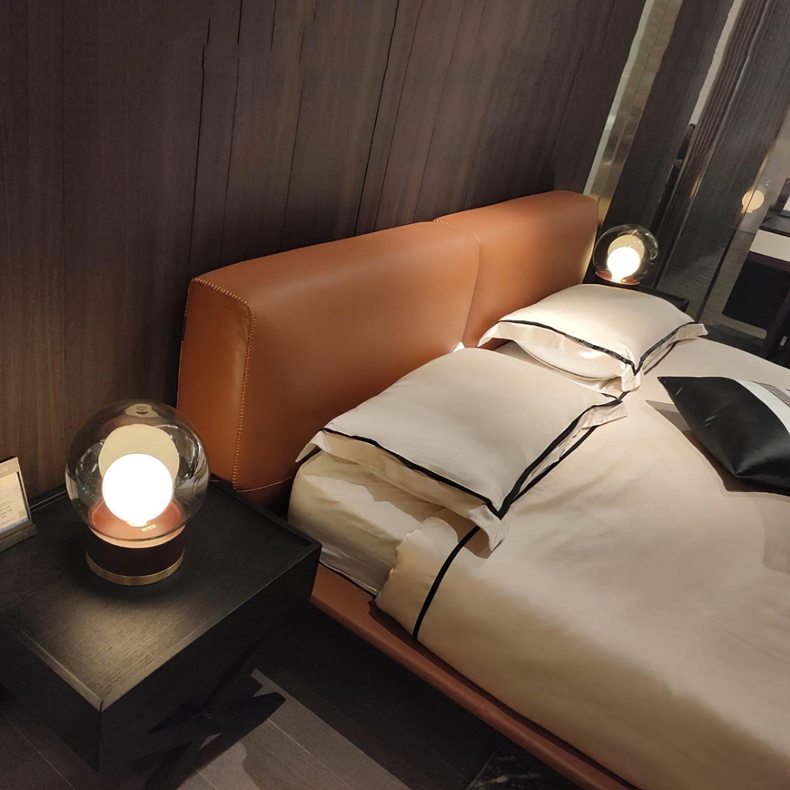 Moderner Tischleuchte mit Metallbasis und Glasschirm | Elegante LED-Beleuchtung