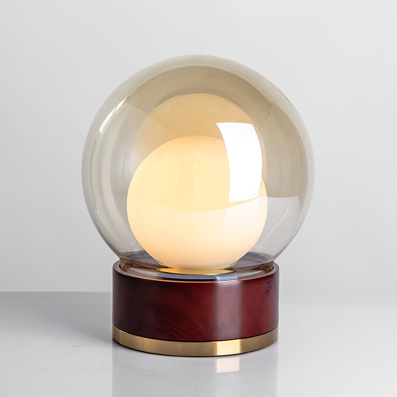 Moderner Tischleuchte mit Metallbasis und Glasschirm | Elegante LED-Beleuchtung