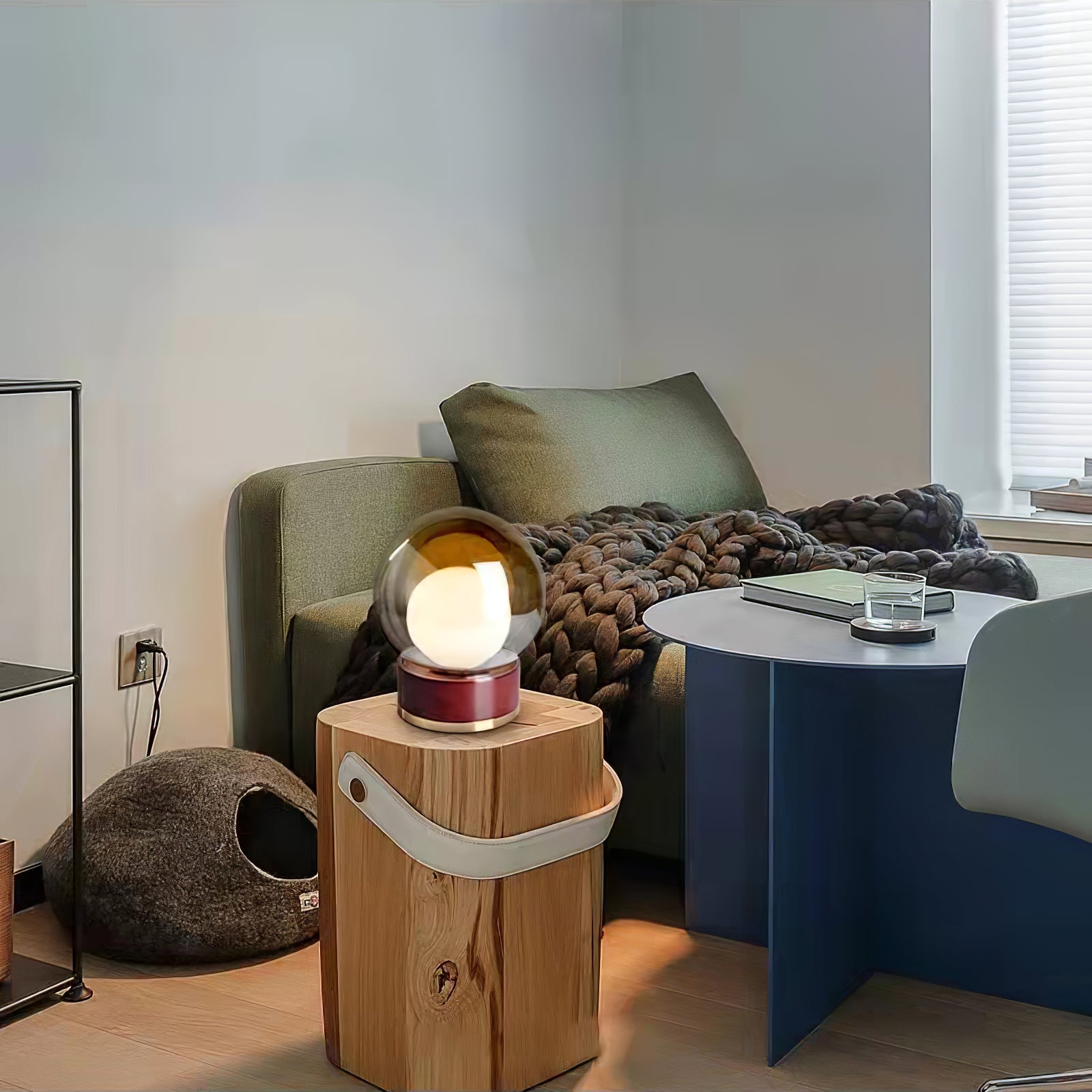 Moderner Tischleuchte mit Metallbasis und Glasschirm | Elegante LED-Beleuchtung