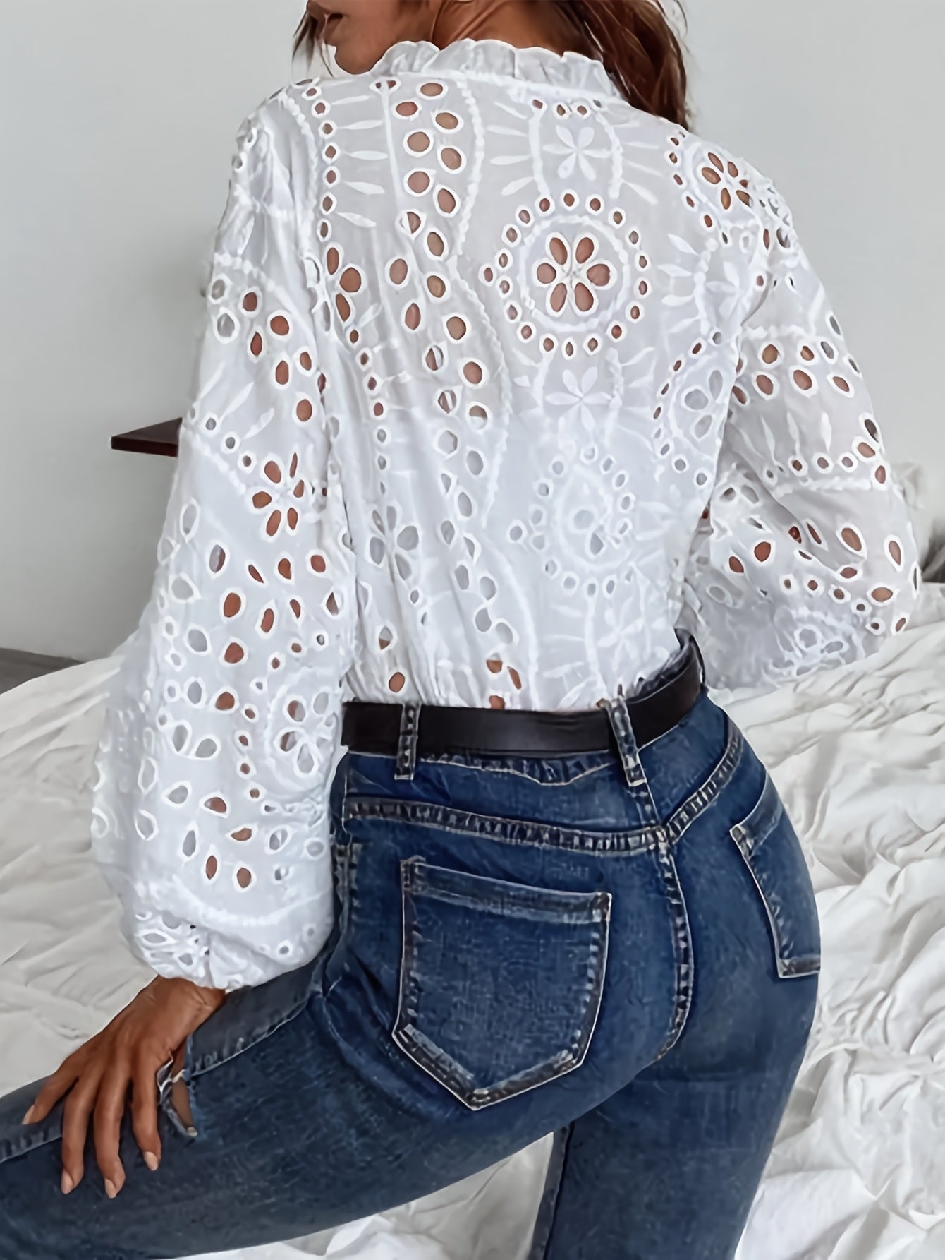 Roselina – Bestickte Langarm-Bluse mit Lochmuster 2