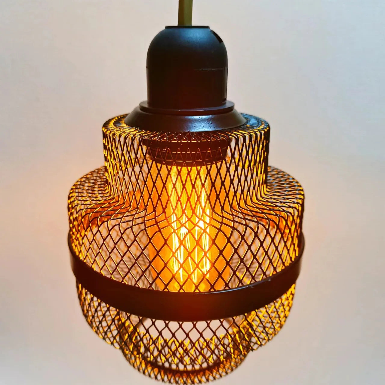 Eleganter Lampschirm im minimalistischen Design mit DiamantMesh-Muster