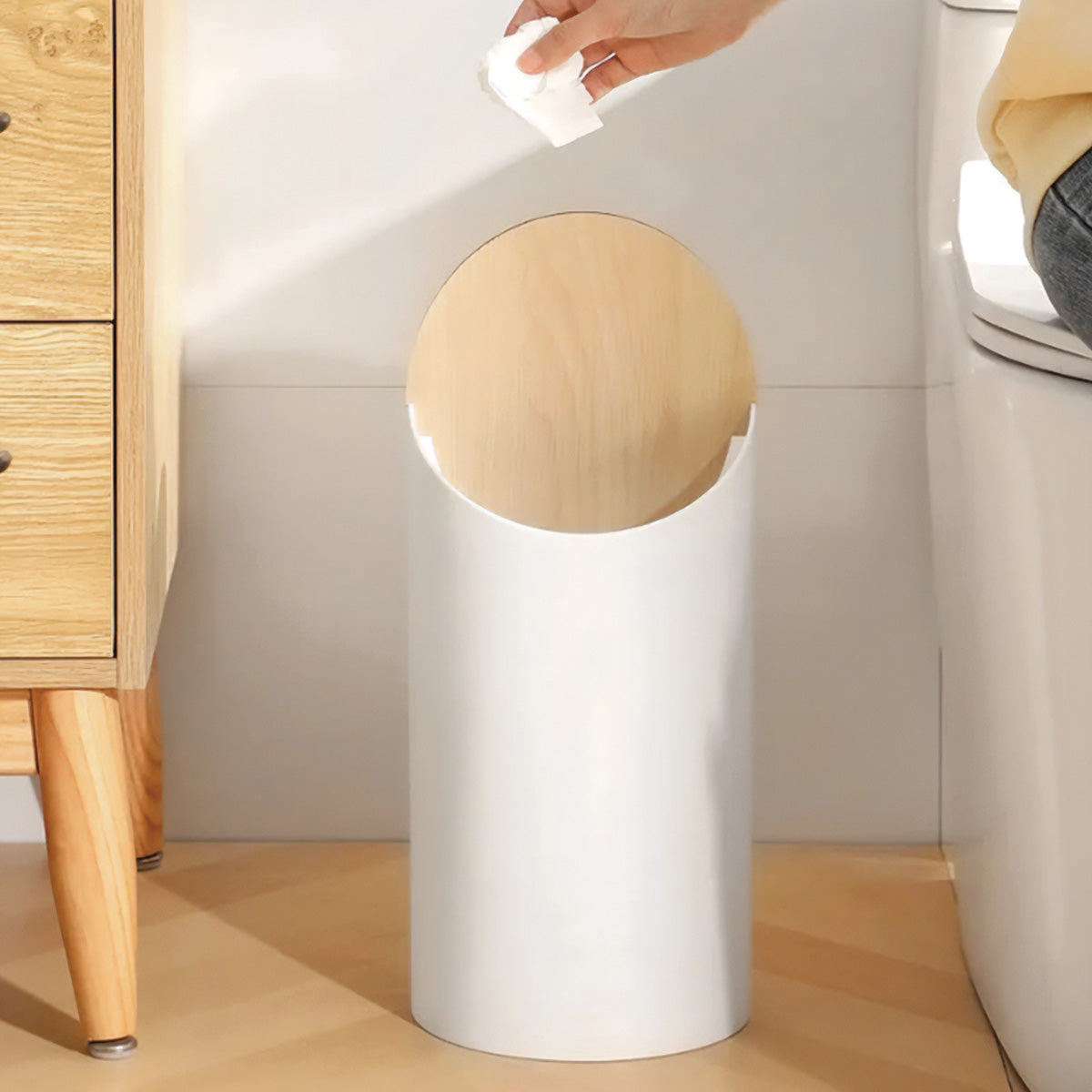 Geneigter Ahorn-Mülleimer – Modernes Holzdesign für eine elegante und stilvolle Abfallentsorgung