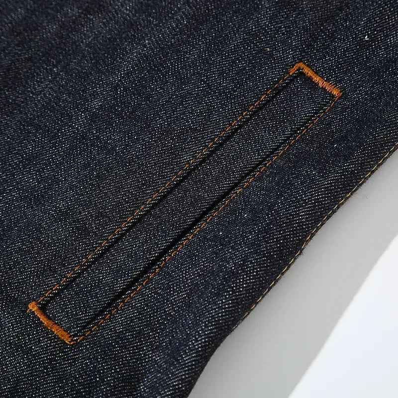 Modische klassische Denim-Jacke für einen zeitlosen Look