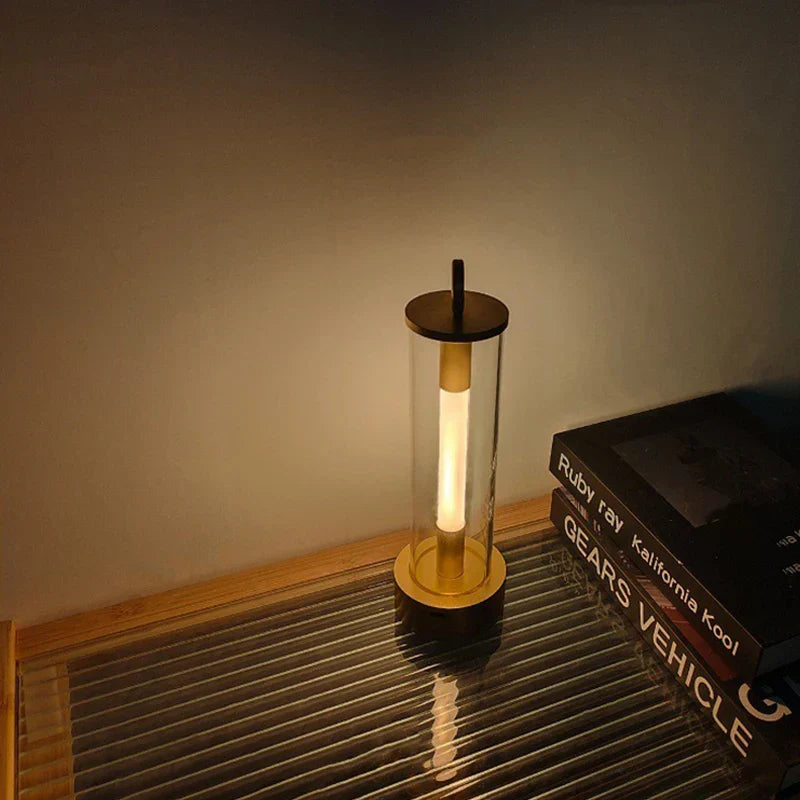 Wiederaufladbare Tischlampe mit Außenbeleuchtung für eine warme Atmosphäre
