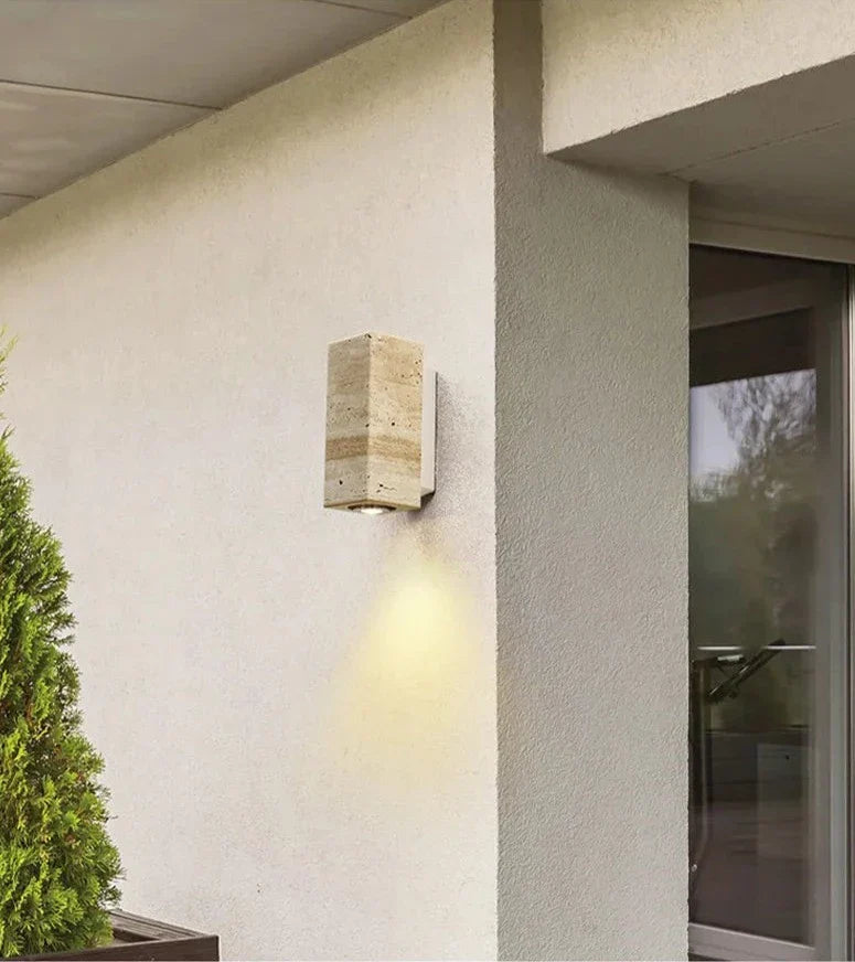 Vionelle - Elegante moderne LED-Wandlampe aus natürlichem Travertin