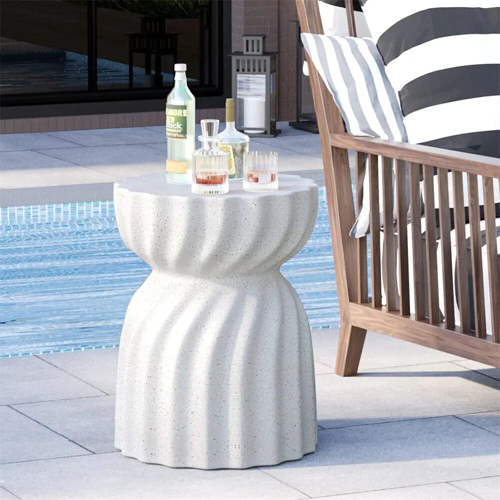 Lunethra - Moderne leichte Betonbeistelltisch mit stilvollem Sanduhrlook für drinnen und draußen