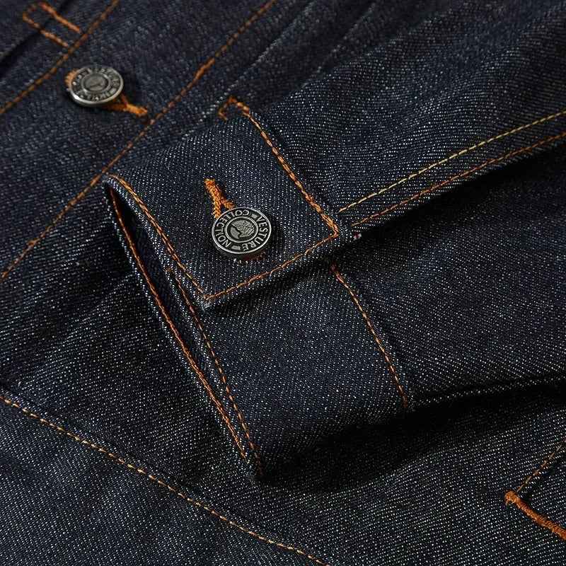 Modische klassische Denim-Jacke für einen zeitlosen Look