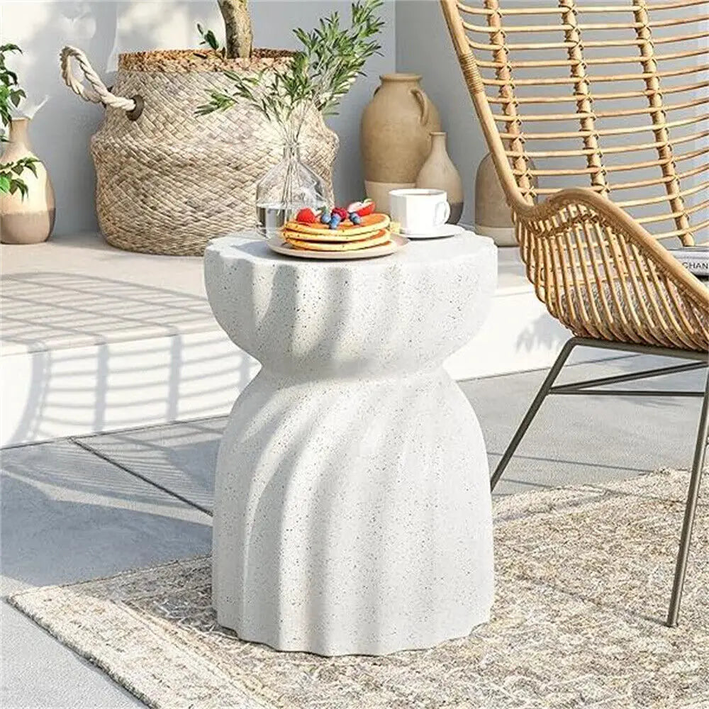 Lunethra - Moderne leichte Betonbeistelltisch mit stilvollem Sanduhrlook für drinnen und draußen