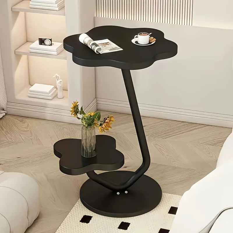 Marentha - Eleganter cremefarbener blumenförmiger Beistelltisch mit doppelten Ablageflächen und stilvollem Metallrahmen