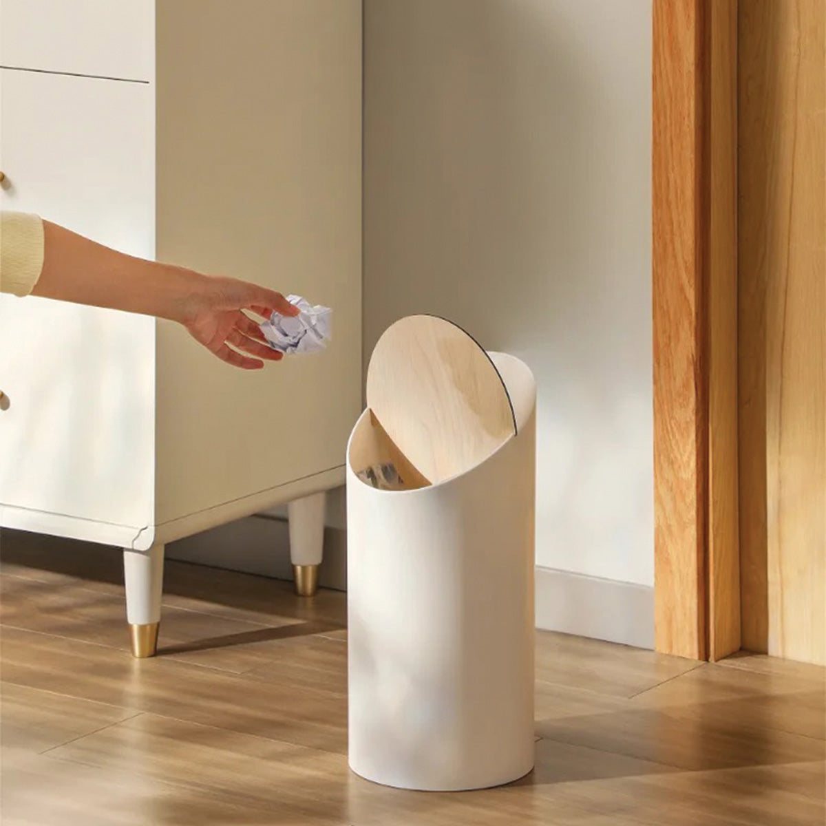 Geneigter Ahorn-Mülleimer – Modernes Holzdesign für eine elegante und stilvolle Abfallentsorgung