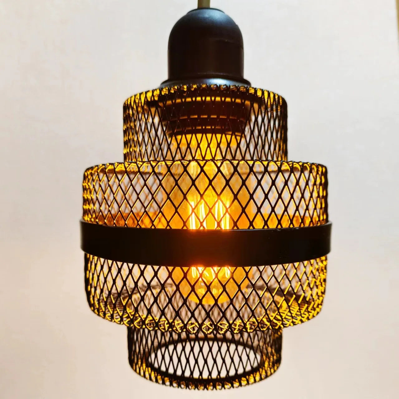 Eleganter Lampschirm im minimalistischen Design mit DiamantMesh-Muster