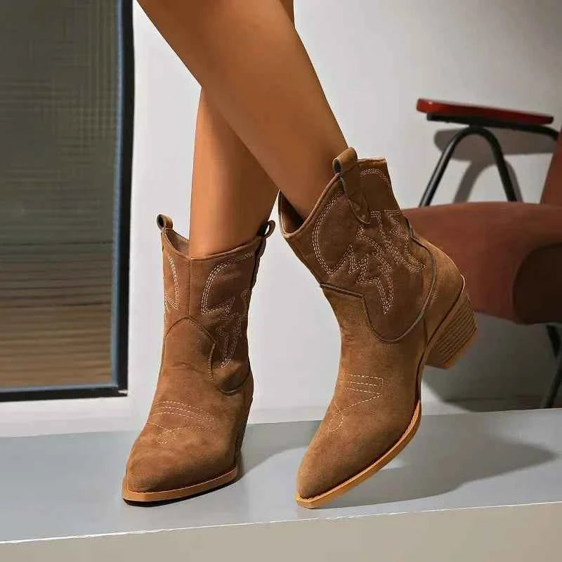 Schicke Western-inspirierte Stiefeletten mit einem schlanken, gestapelten Absatz