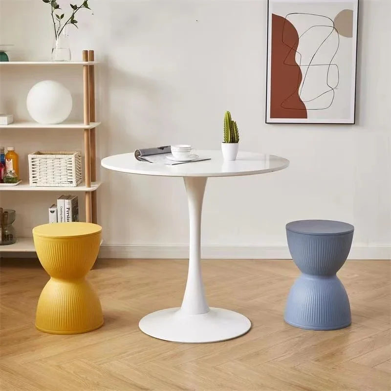 Valanira - Skandinavischer Kunststoff-Nachtisch mit elegantem Sanduhrdesign